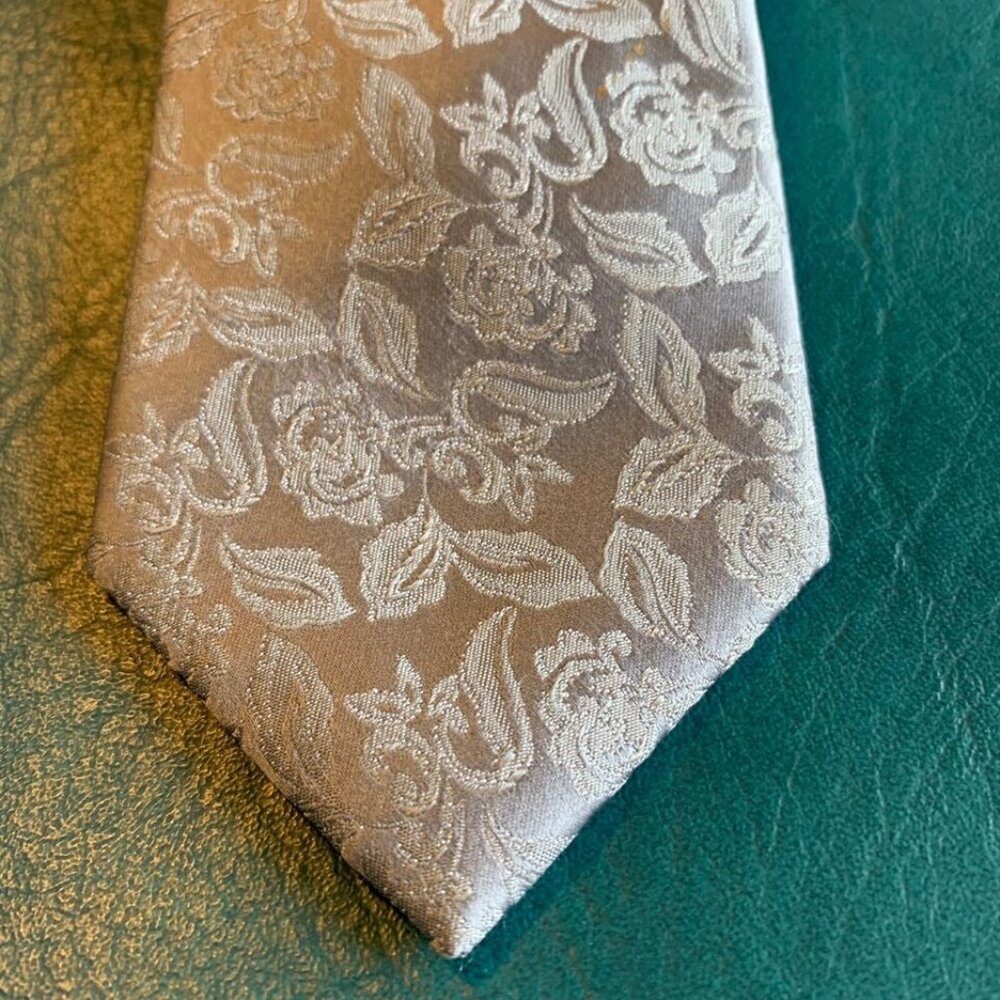 BUGATCHI [ SILVER/FLORAL] tie 100% Silk Made in Italy .Very classy stylish.